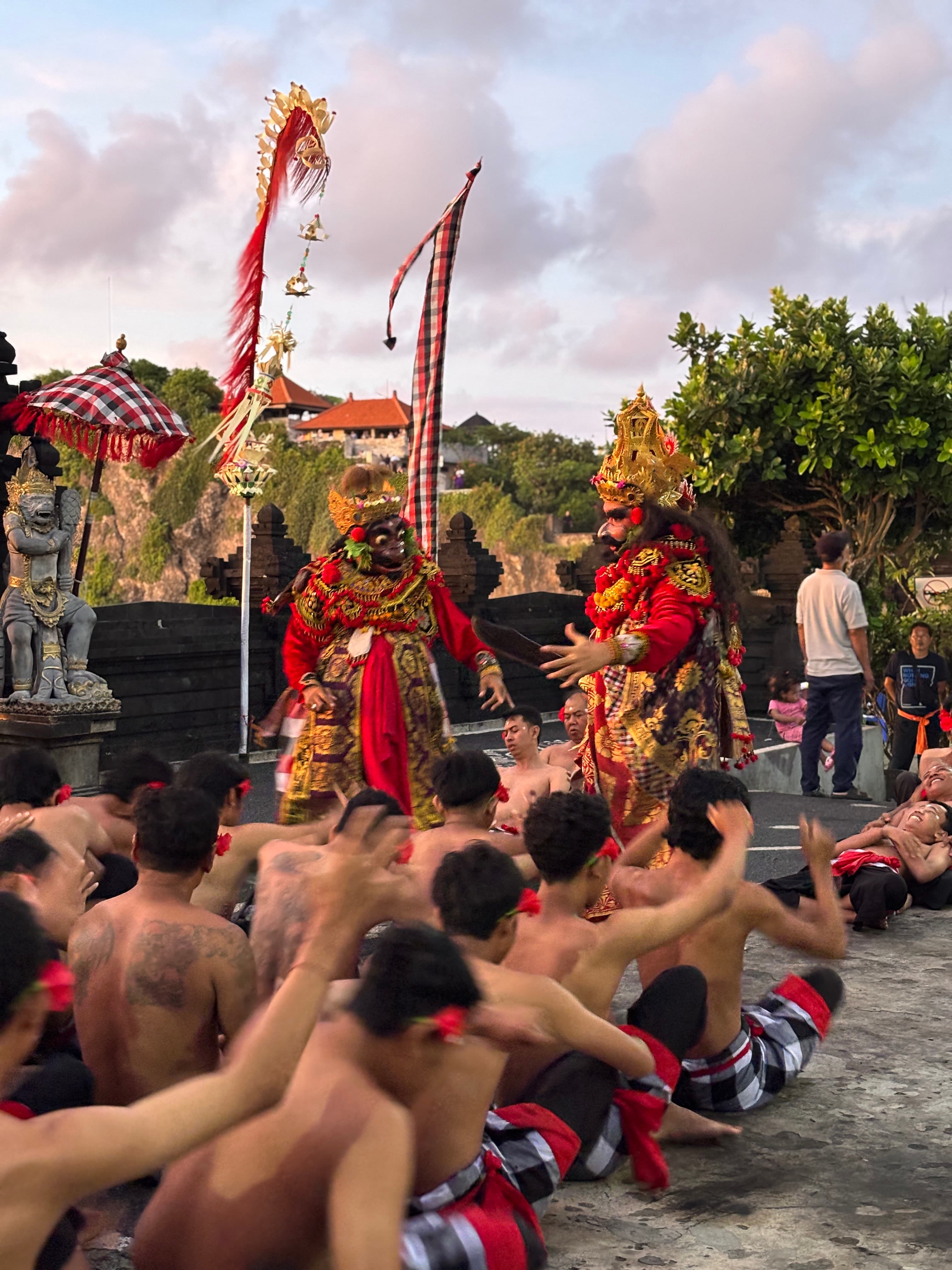 Występ balijskiego tańca Kecak o zmierzchu.